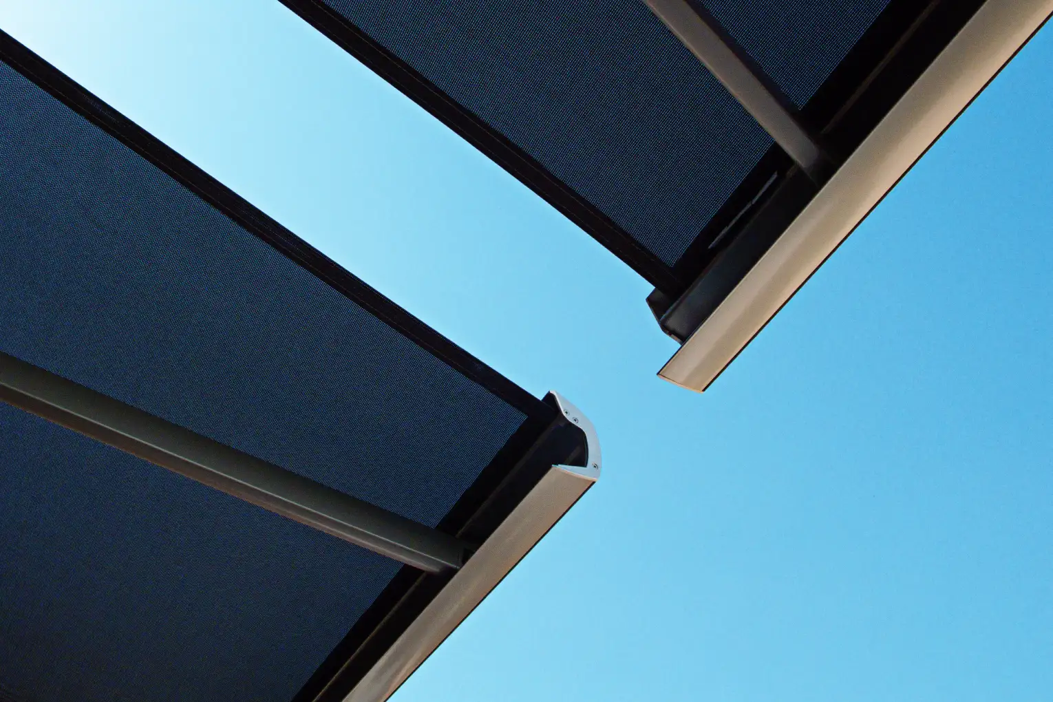 Protección solar inteligente en exteriores