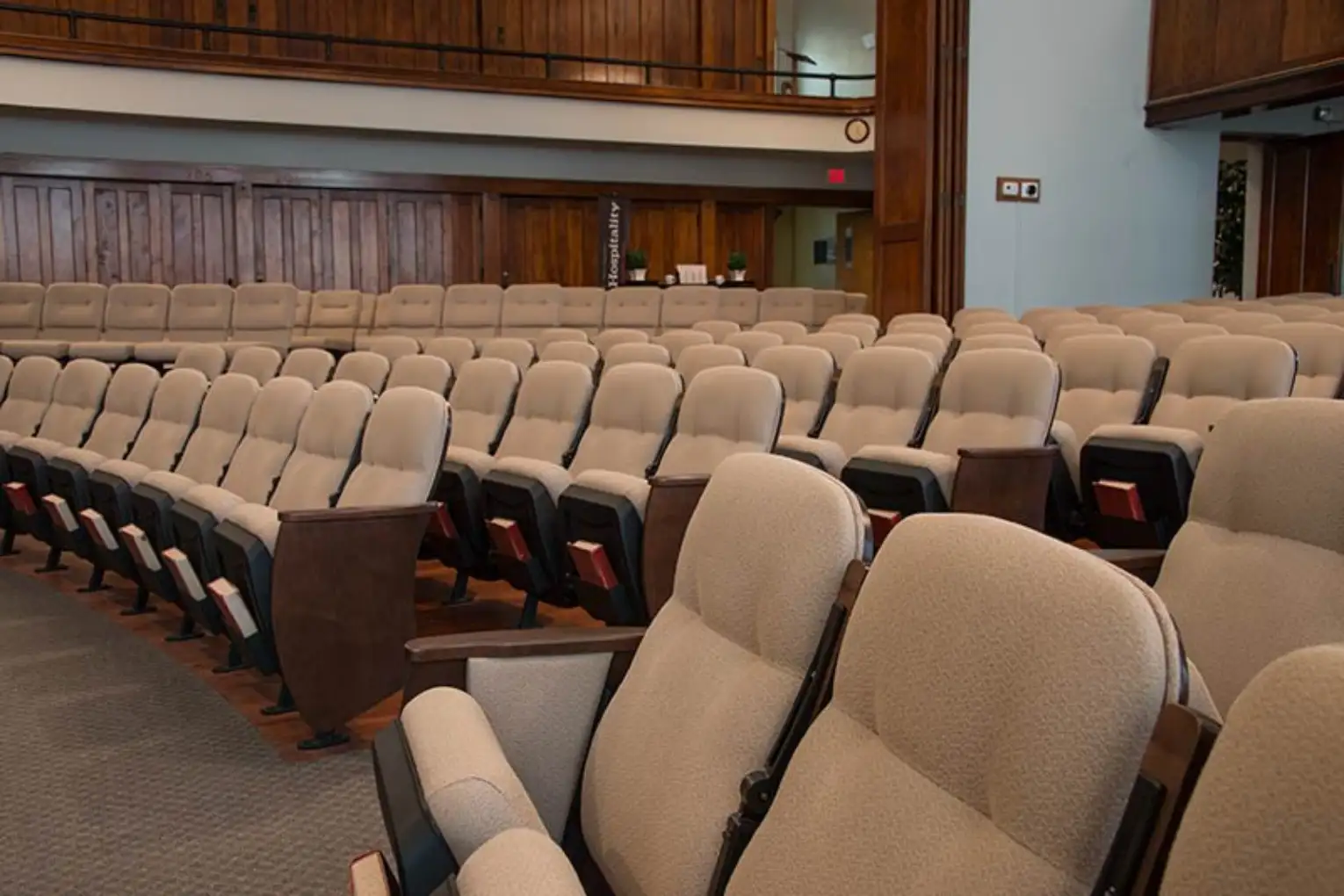 1️⃣ Implementación de sistemas de plegado suave en auditorios de alto tránsito