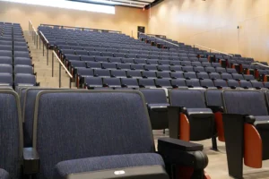 1️⃣ Implementación de sistemas de plegado suave en auditorios de alto tránsito
