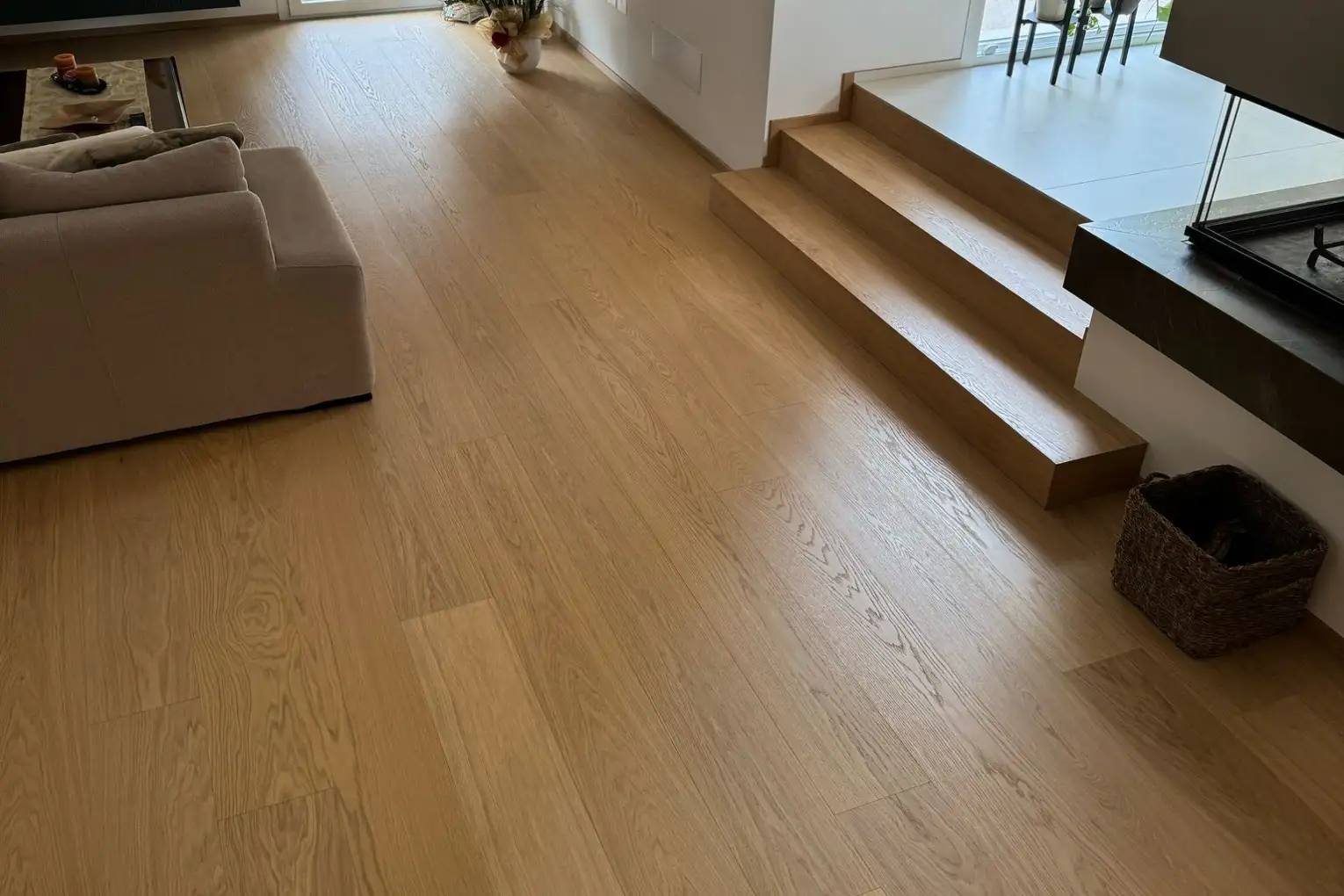Rendimiento y estabilidad en espacios con pisos de madera modernos