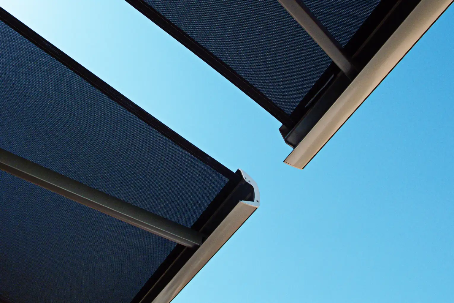 Control térmico eficiente con toldo retractil en espacios modernos