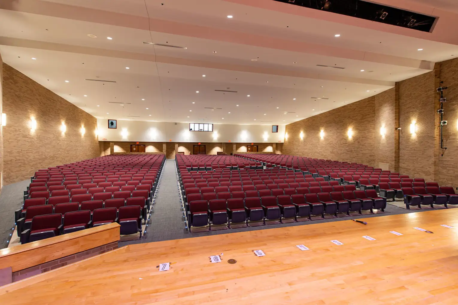 Mayor capacidad y confort con modernas butacas para auditorios