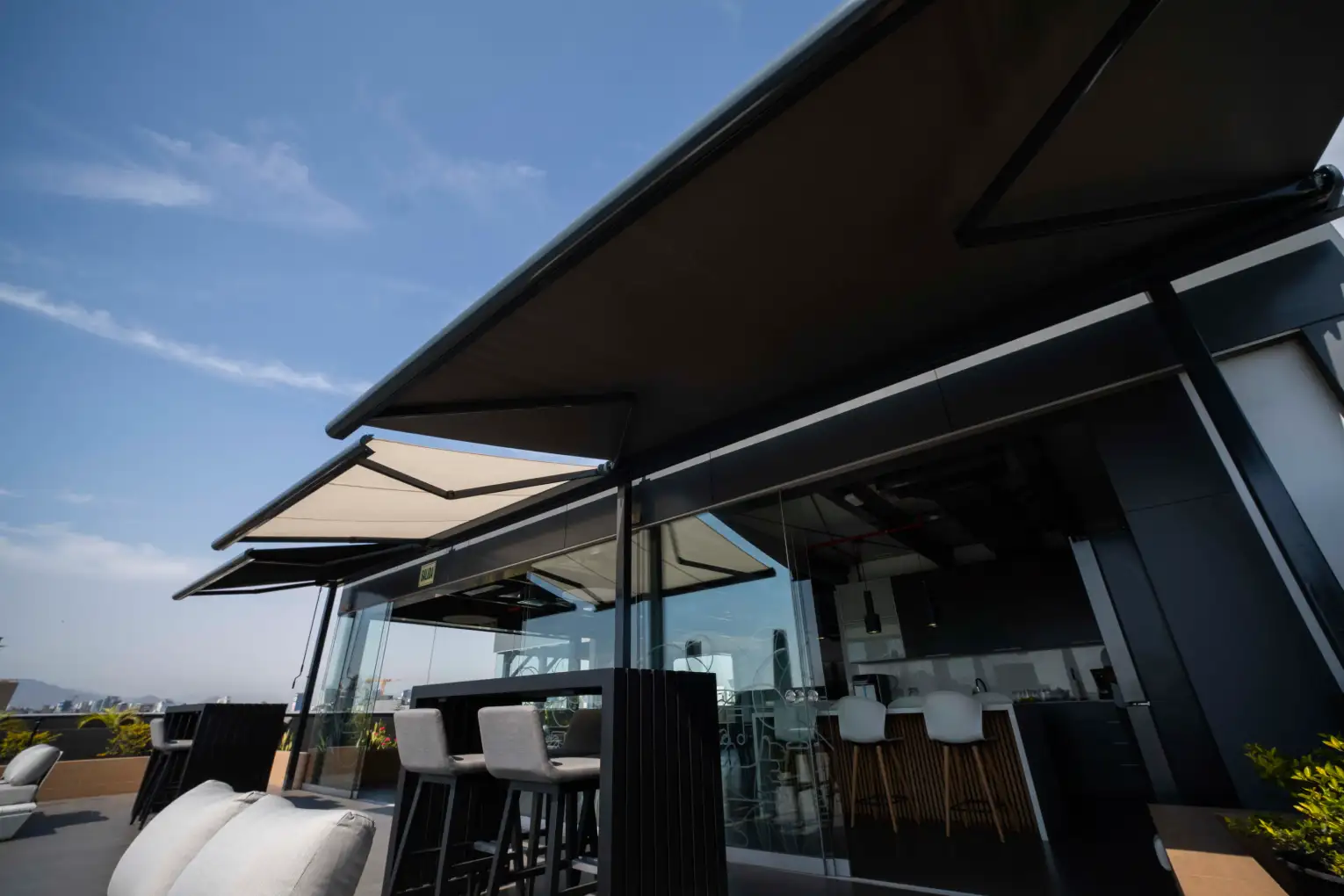 Protección exterior inteligente con sistema de toldo retráctil para fachadas modernas