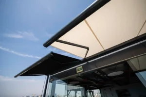 Protección exterior inteligente con sistema de toldo retráctil para fachadas modernas