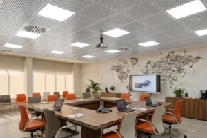 Cómo un cielo de raso con baldosa en acabado silver transforma los espacios
